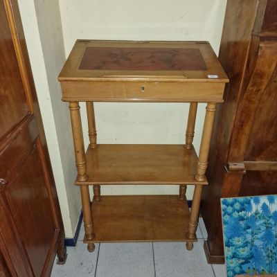 une petite table surmontée d'une étagère, dans une pièce