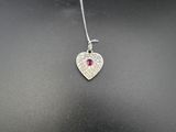 un gros plan d'un collier orné d'un pendentif en forme de cœur