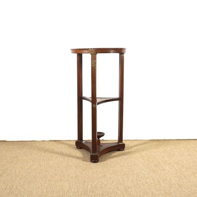 une petite table surmontée d'une étagère