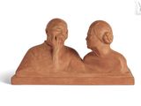 deux figurines d'un homme et d'une femme assis l'un à côté de l'autre