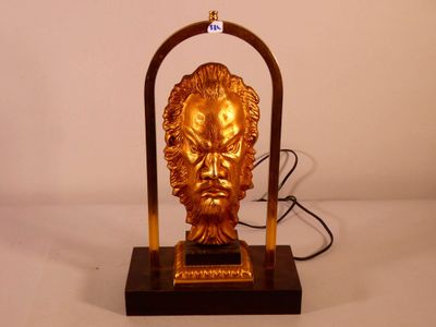 une statue en or représentant un homme à tête de lion