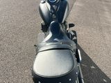 une moto garée sur le côté de la route