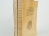 un livre posé sur une surface blanche