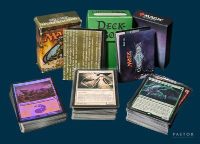 un lot de cartes posées sur une table