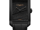une montre noire sur fond blanc, avec un bracelet noir
