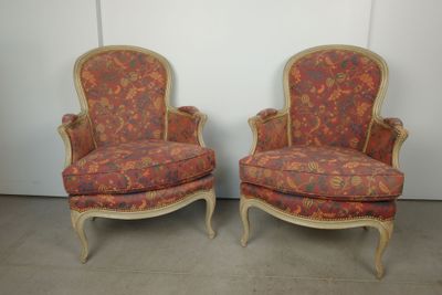 paire de fauteuils rembourrés de style Louis XV, avec dossier recouvert d'un tissu à motifs floraux