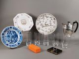 de nombreux types d'assiettes et de verres sur la table