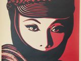 une affiche représentant une femme portant un chapeau noir et une écharpe