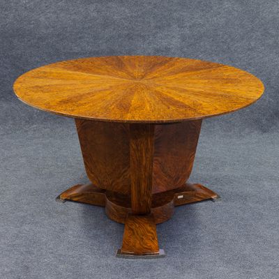 une table Art déco avec un plateau circulaire et un piètement en bois