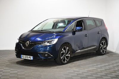 La voiture bleue est garée dans une pièce dont le sol est en damier.