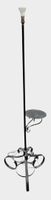Lampadaire en fer forgé, pieds à décor d'enroulement, un pla… (photo 2)