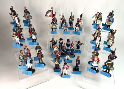 de nombreuses figurines de différentes tailles et couleurs