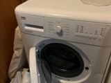 un lave-linge et un sèche-linge dans le coin d'une pièce
