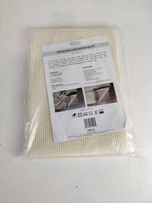 un gros plan sur un morceau de tissu posé sur une table
