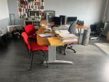 une image représentant un bureau avec deux ordinateurs et une chaise