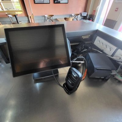 une image représentant un bureau avec un écran d'ordinateur et un téléphone portable