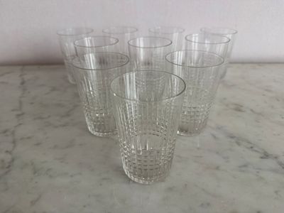 quatre verres transparents sont alignés sur un plan de travail en marbre