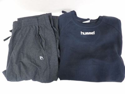 deux vêtements posés sur une surface blanche