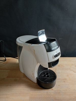 une cafetière posée sur une table en bois