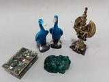 trois figurines d'oiseaux et un livre posés sur une table