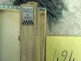 une petite boîte avec un autocollant dessus, à côté d'un écheveau de laine