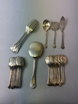 beaucoup de cuillères en argent et de cuillères à soupe sur une table