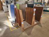 de nombreux types de bois différents dans l'atelier