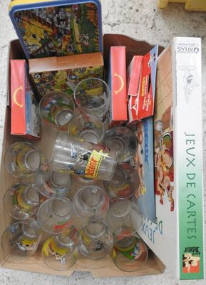 une boîte en carton contenant tout un tas de jouets