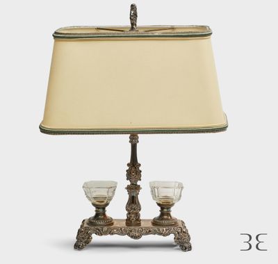 une photo d'une lampe de table sur laquelle sont posés deux verres à vin