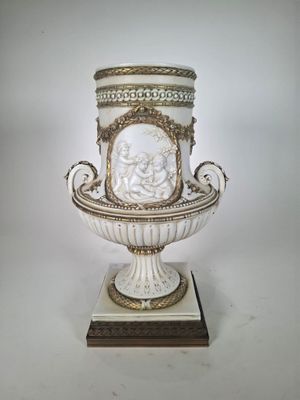 un vase blanc et doré orné d'une image
