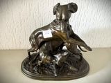 statue en bronze représentant un chien et un chat sur un rocher