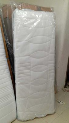deux matelas posés dans une pièce