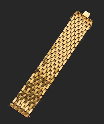 un bracelet en or muni d'un fermoir, sur fond noir