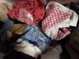 une pile de vêtements sur un lit