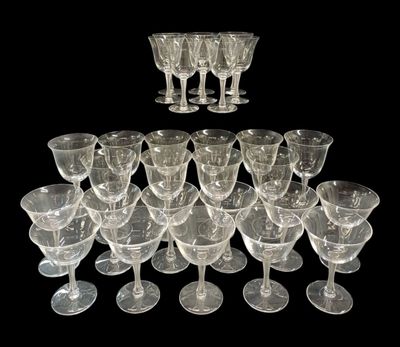 un grand nombre de verres à vin posés sur une table