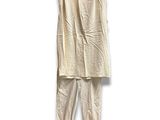 une photo d'une chemise blanche et d'un pantalon suspendus à un cintre