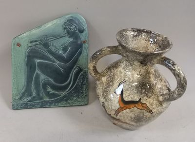 Un vase en faïence polychrome à trois anses de forme balustr…