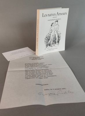 un livre ouvert posé sur une table à côté d'une feuille de papier