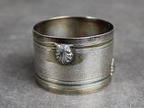 une bague en argent ornée d'une fleur, posée sur une table