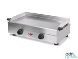gros plan d'une plaque de cuisson électrique sur fond blanc