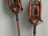deux brosses à dents à l'ancienne posées l'une sur l'autre