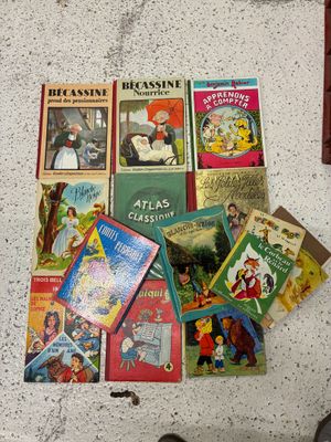 de nombreux livres pour enfants étalés sur le sol