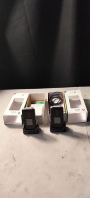 trois manettes Nintendo Wii posées les unes à côté des autres sur une table