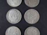 six pièces d'argent britanniques différentes sur un fond noir