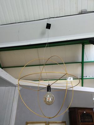 une lumière suspendue au plafond d'une pièce