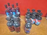 de nombreuses bouteilles d'alcool posées les unes à côté des autres sur une table