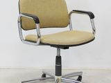 une image représentant une chaise de bureau jaune posée sur un sol blanc