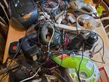 une table sur laquelle sont posés des appareils électroniques
