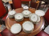beaucoup d'assiettes sur une table avec des chaises rouges