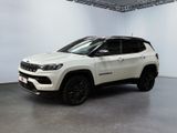 Une Jeep Compass blanche est garée dans une pièce blanche